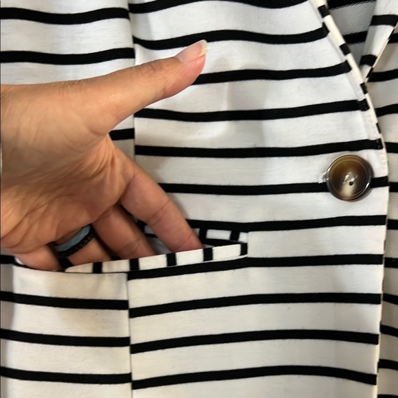 ANDREE BY UNIT Black and White Striped Knit Blazer - Picture 3 of 6